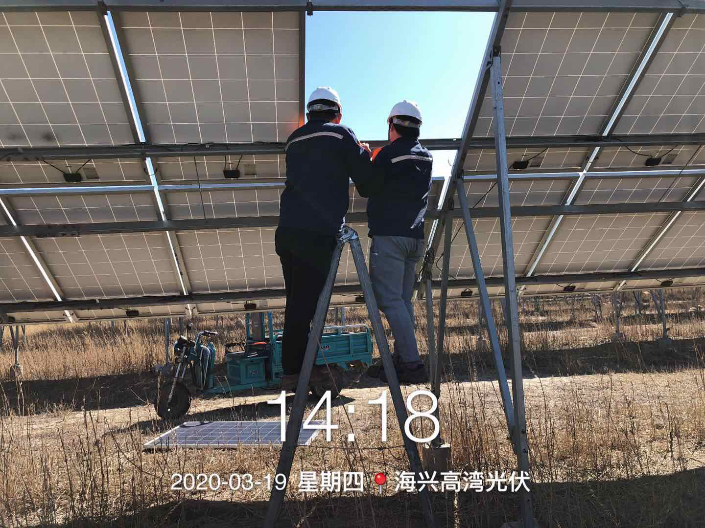 自新冠状肺炎疫情爆发以来，能源运维公司沧州海兴电站在能源公司党委的正确领导和科学指导下，在运维公司党支部的有力指挥下，一手抓疫情防控，一手抓安全生产，“两手齐抓、两手皆硬”， 积极响应了能源公司关于“战疫情、保生产、抓安全、促效益”的指示精神，有效的保障了电站安全稳定运行。  2020年3月18日19时49分，河北海兴县气象局发布蓝色大风预警，运维分公司总经理李慎平得知预警信息后，第一时间通知沧州海兴电站启动应对恶劣天气应急预案，做好全站停电事故预想，积极应对大风袭击。    当日21时30分，风势越来越大，阵风达8级以上，电站不仅要做好站内应急预案，而且还时刻关注电站周边形势情况。当了解到距离海兴电站不足6公里的地方因为大风导致火情发生时，电站立即启动防火预案，迅速开展光伏区全面巡查防控。       面对紧急情况，海兴电站全站动员，立即进入应急响应状态，电站负责人郭永力电话协调联系，值班长李家兴现场指挥。  “张佳军、杜林林，立即准备灭火工器具、应急手电等工具，做好大风导致全站停电、发生火灾各项准备工作！”  “王新瑞，重点关注板下产业，安排好养殖人员做好羊棚巡视，防止羊只受损！同时要跟外部起火处保持联系随时关注事态发展！”  “高伟，在集控室做好值班，随时接听省地调电话，关注升压站系统设备运行情况，并通过摄像头了解光伏区各个区域情况。”  “特殊天气，大家做好安全防护，要保护好自己的人身安全，立即开展行动！”  ……  随着命令一条条下达，电站员工团结一心，众志成城，逆风而行，战斗在防灾一线，全力保护国有资产不受损失，彰显“水投运维人”的使命担当。      当日23时40分，风势平息，在了解到火势在距离电站4公里处农场北侧被全面控制后，电站逐步解除应急状态，并加强夜间人员值守，防止大风反复。  3月19日早上，海兴电站开始全面统计光伏区大风掀翻组件损失情况，大风共造成光伏区掀翻损坏组件65块，影响33条支路发电。电站员工克服困难，做好防护，在确保安全的情况下立即进行组件修复和加固，尽早恢复正常发电。     漆黑的夜，  遮不住我们疲惫的容颜！  呼啸的风，  吹不熄我们火热的情怀！  残酷的疫情，  挡不住我们前行的脚步。  大风起兮，我们逆风而行！    来源：江西省水投能源发展有限公司新能源运维分公司  文字：郭永力  图片：李家兴  审核：李慎平
