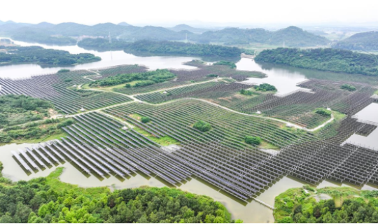 “渔光互补”绘就生态与经济双赢新图景——能源公司全“绿”以赴助力生态文明建设侧记